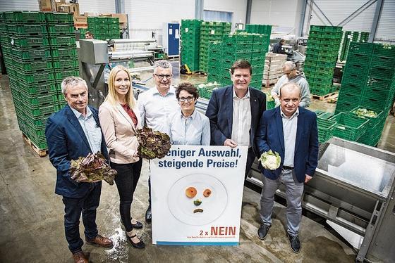 Der Gemüsebauer Sepp Egger (3.v.l.) ist Gastgeber der Medienkonferenz des Nein-Komitees. (Bild: Reto Martin)
