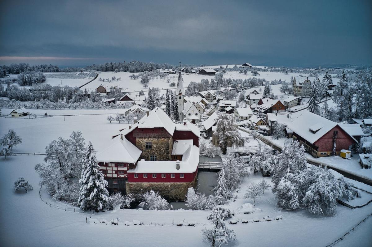 Auch im Winter und tief verschneit sieht das Wasserschloss Hagenwil märchenhaft aus.