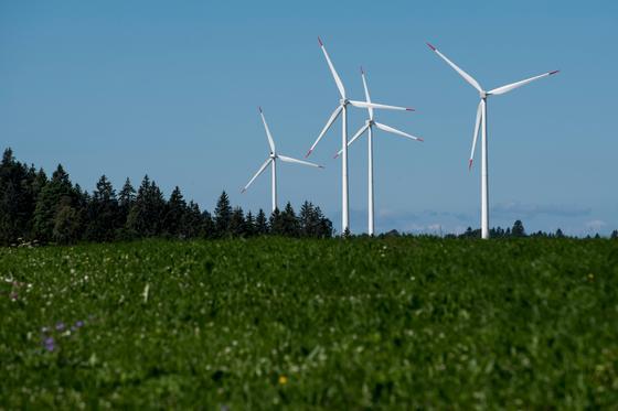 Windkraftanlagen auf dem Col du Mont-Crosin im Berner Jura. (KEY/Jean-Christophe Bott)