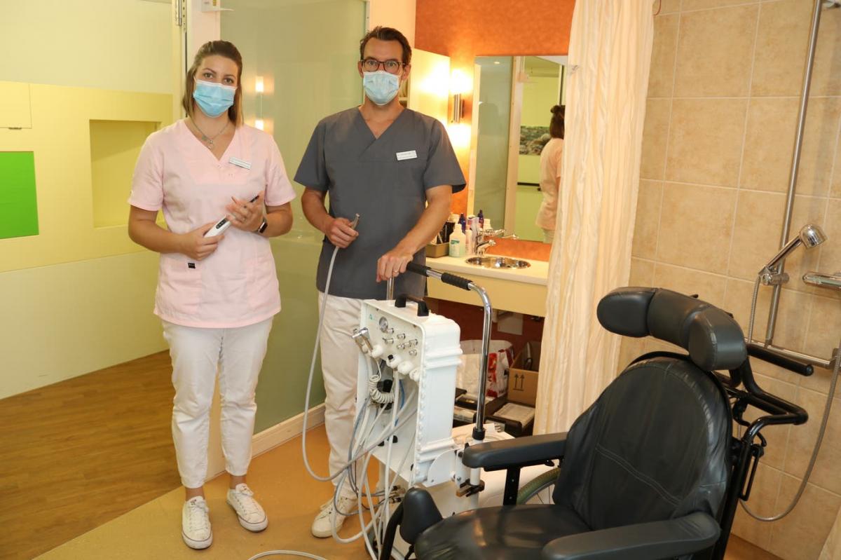 Zahnarzt Gustav Egli zusammen mit einer Mitarbeiterin in der mobilen Zahnarztpraxis.